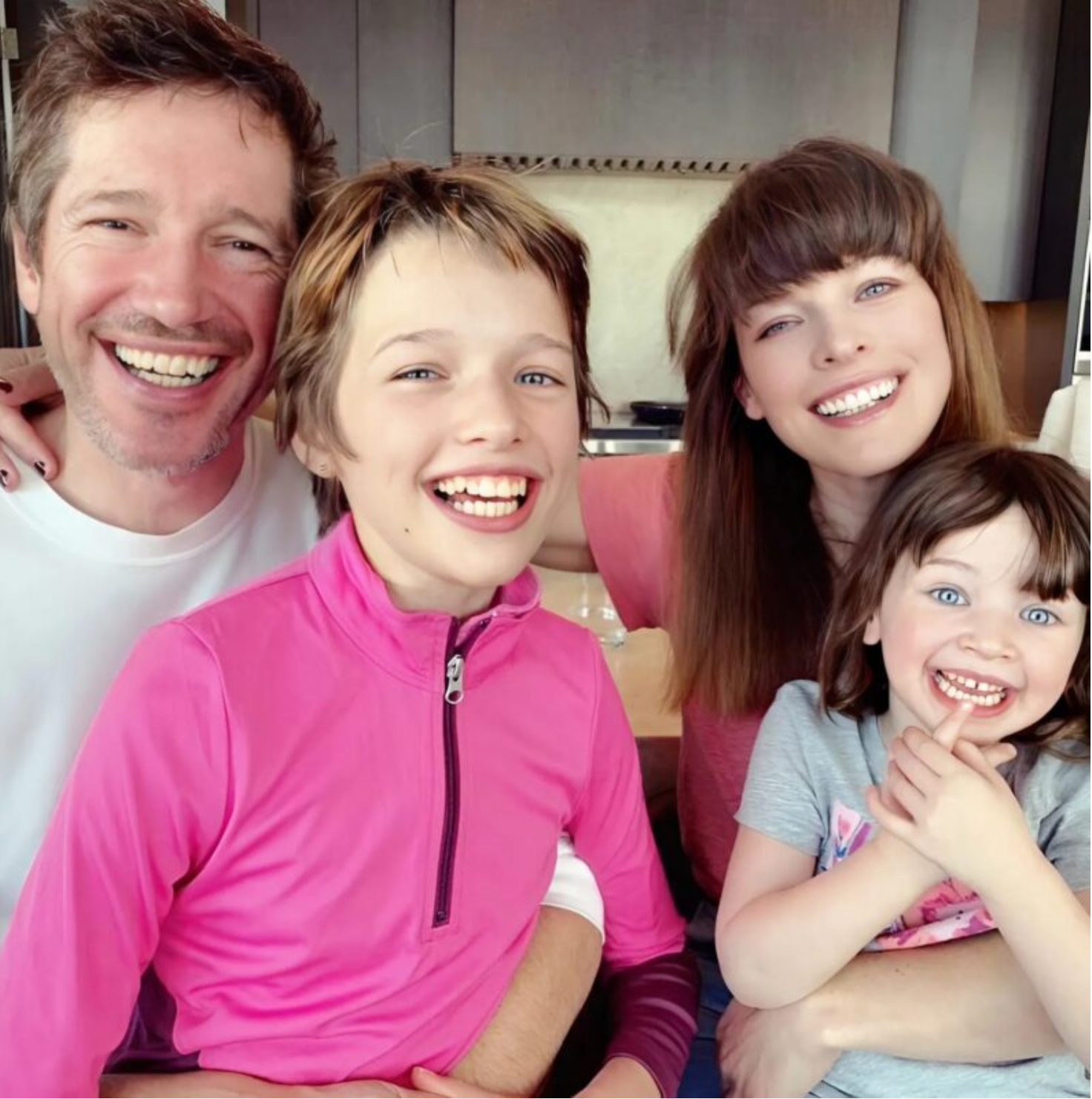 Piękno przekazywane w linii genetycznej. Milla Jovovich pokazała zdjęcie swojej matki i córek