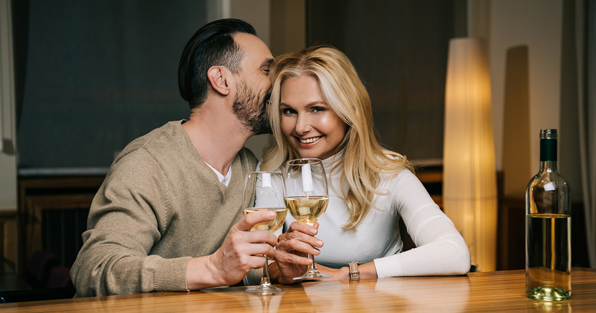 Poszłam na randkę w ciemno, ale kiedy mnie zobaczył, jego twarz zbladła - potem pokazał mi zdjęcie, które sprawiło, że zaniemówiłam.