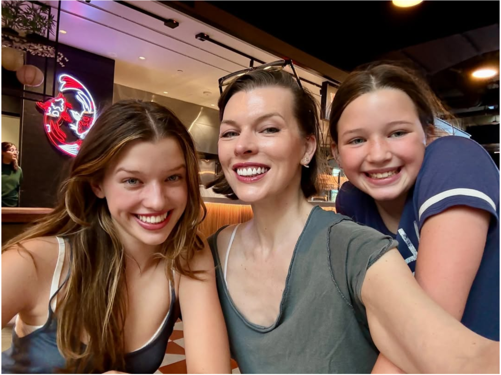 Piękno przekazywane w linii genetycznej. Milla Jovovich pokazała zdjęcie swojej matki i córek