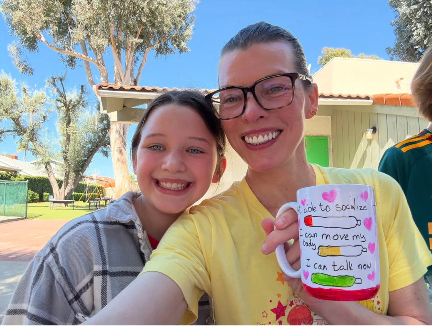 Piękno przekazywane w linii genetycznej. Milla Jovovich pokazała zdjęcie swojej matki i córek