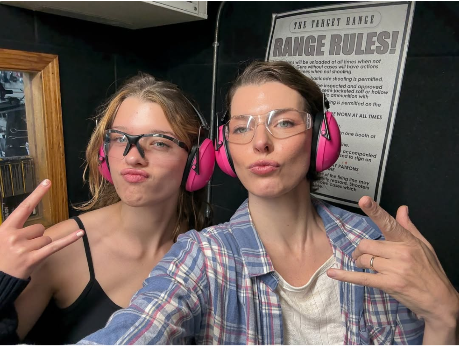 Piękno przekazywane w linii genetycznej. Milla Jovovich pokazała zdjęcie swojej matki i córek