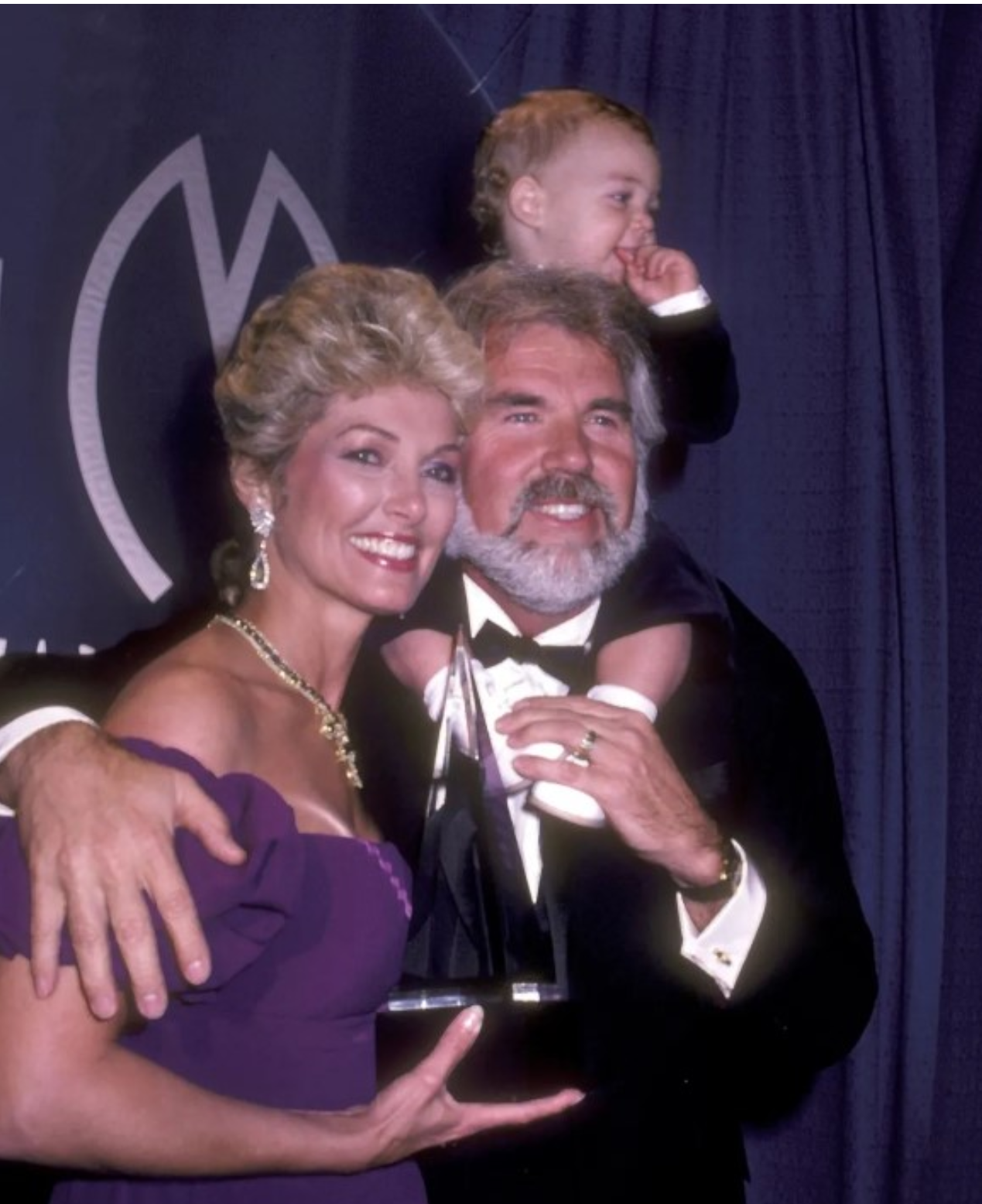 Te bliźniaki zostały pozostawione bez ojca w wieku 15 lat i urodziły się, gdy ich ojciec miał 61 lat. O kim mówimy?