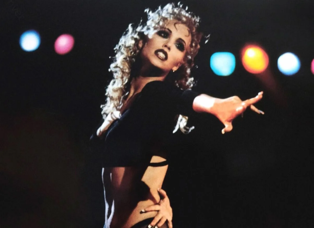 Błyskotliwy początek kariery Elizabeth Berkley. Rola w serialu „Ocaleni przez dzwonek” uczyniła ją sławną.