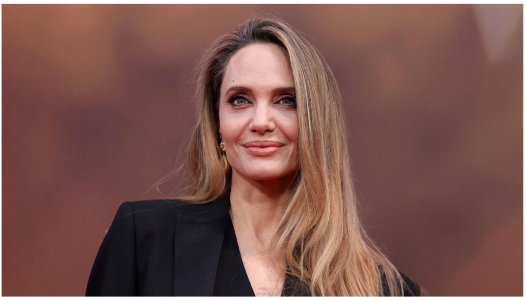 Angelina Jolie jest coraz młodsza. Zobacz gwiazdę w koronkowym negliżu!