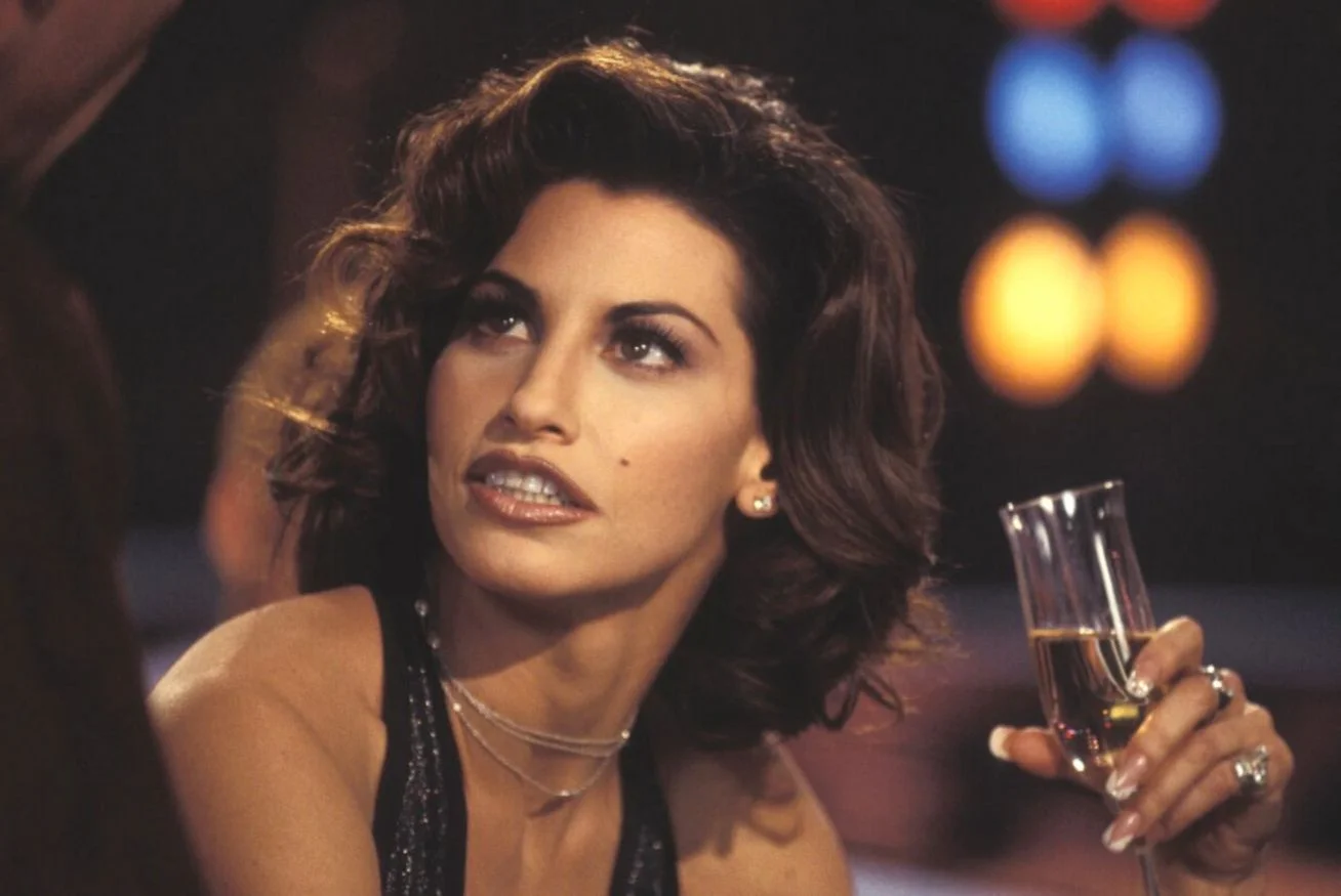 Błyskotliwy początek kariery Elizabeth Berkley. Rola w serialu „Ocaleni przez dzwonek” uczyniła ją sławną.