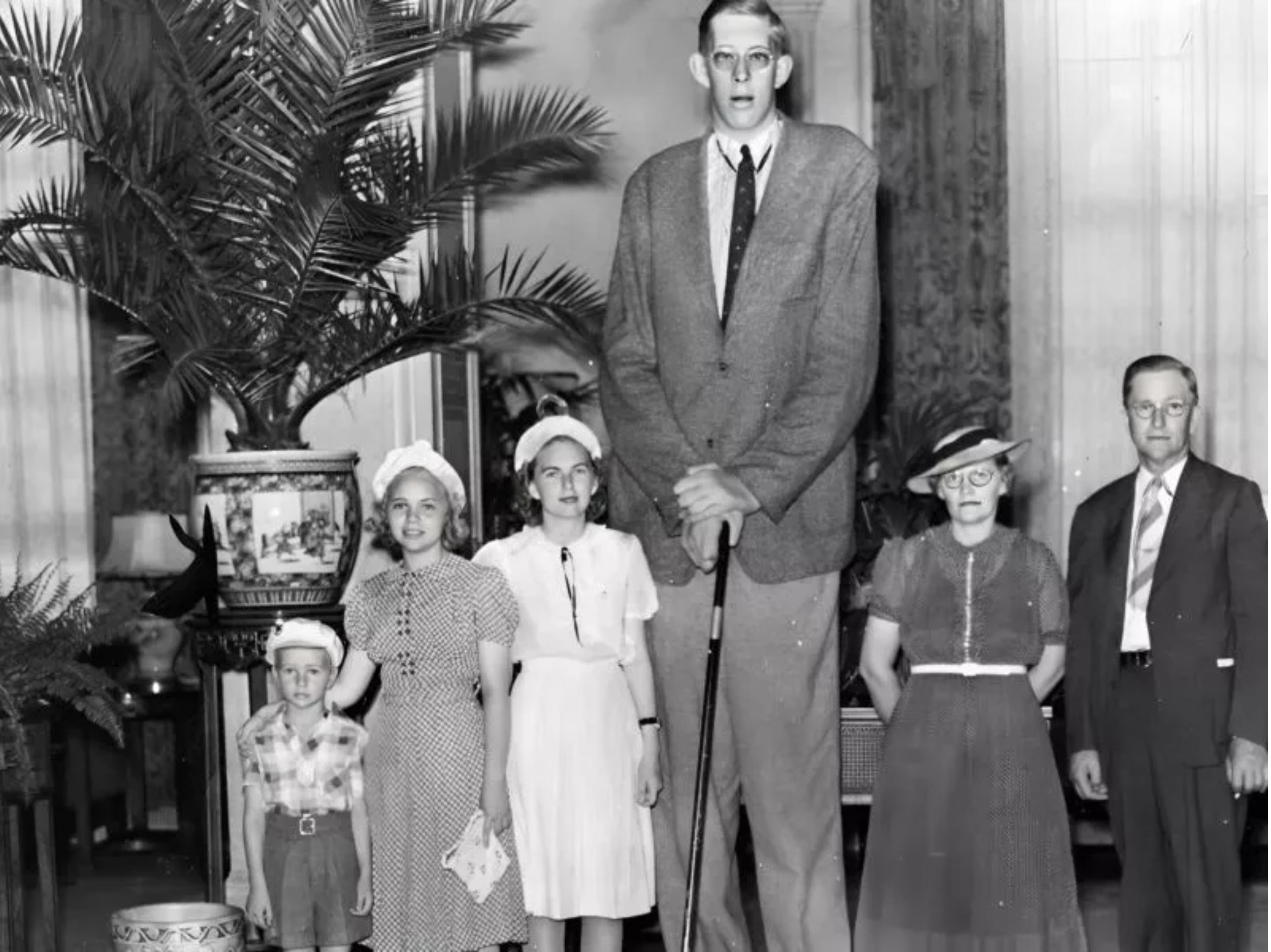 Najwyższy człowiek na świecie: kim był i jak żył