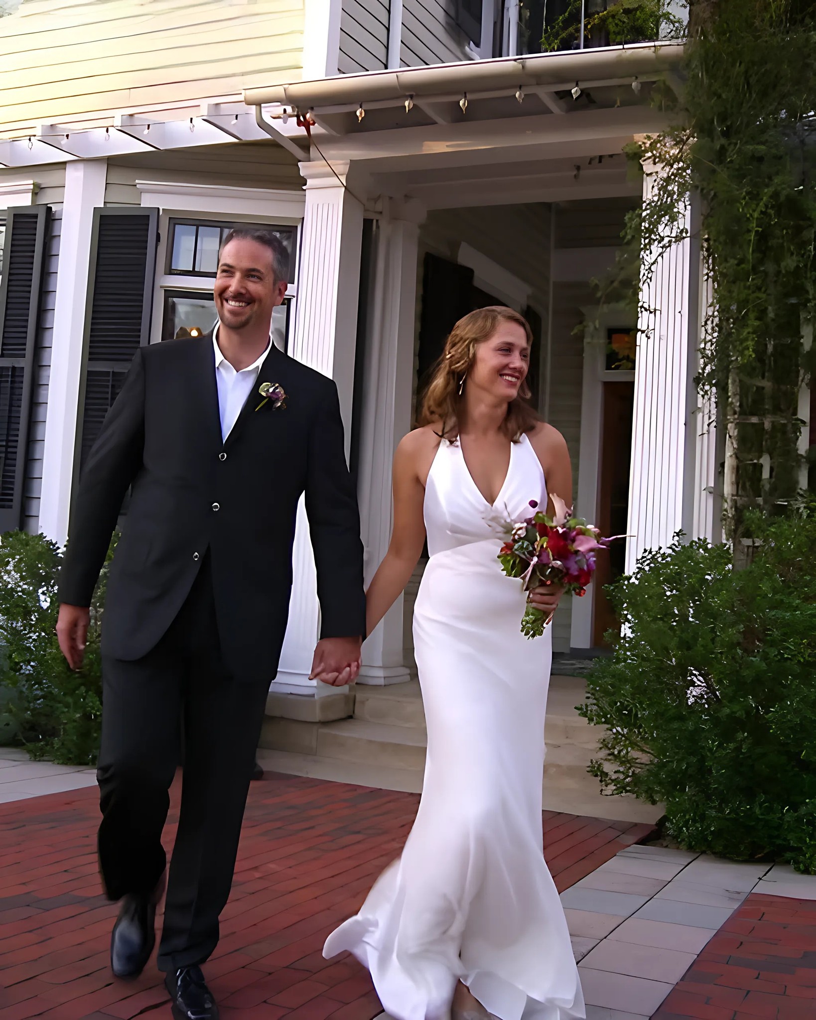 MOI RODZICE ODMÓWILI PRZYJŚCIA NA MÓJ ŚLUB, PONIEWAŻ MÓJ NARZECZONY BYŁ BIEDNY - SPOTKALIŚMY SIĘ 10 LAT PÓŹNIEJ I BŁAGALI O ODNOWIENIE ZWIĄZKU