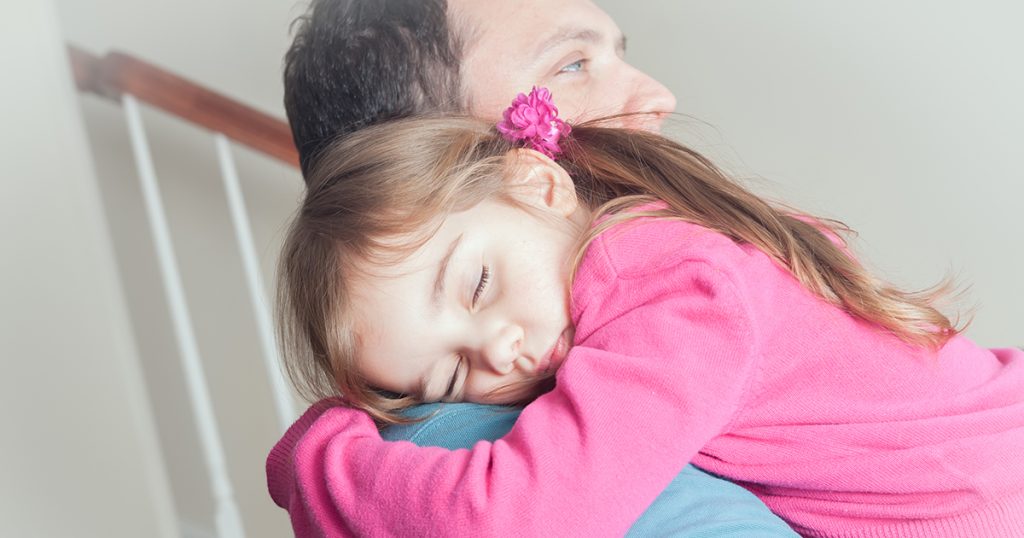 Dwa lata po śmierci żony ożeniłem się ponownie. Ale pewnego dnia moja pięcioletnia córka szepnęła: „Tatusiu, nowa mamusia staje się inna, kiedy ciebie nie ma...”.