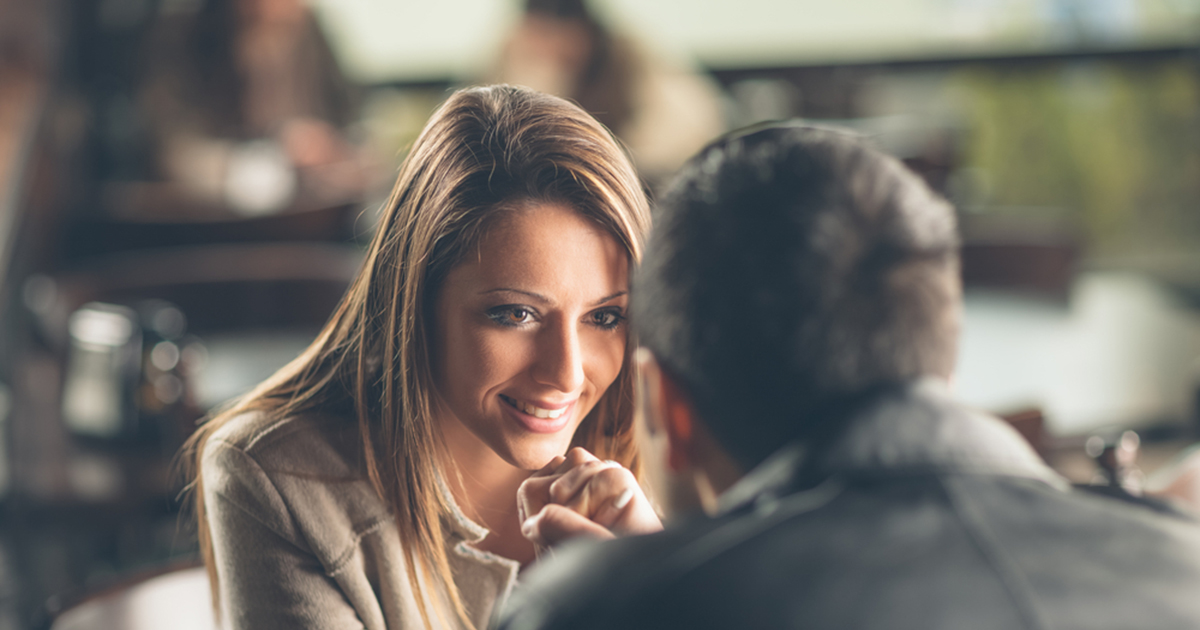 Poszłam na randkę w ciemno, ale kiedy mnie zobaczył, jego twarz zbladła - potem pokazał mi zdjęcie, które sprawiło, że zaniemówiłam.