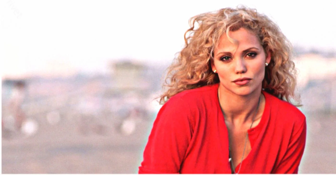 Błyskotliwy początek kariery Elizabeth Berkley. Rola w serialu „Ocaleni przez dzwonek” uczyniła ją sławną.