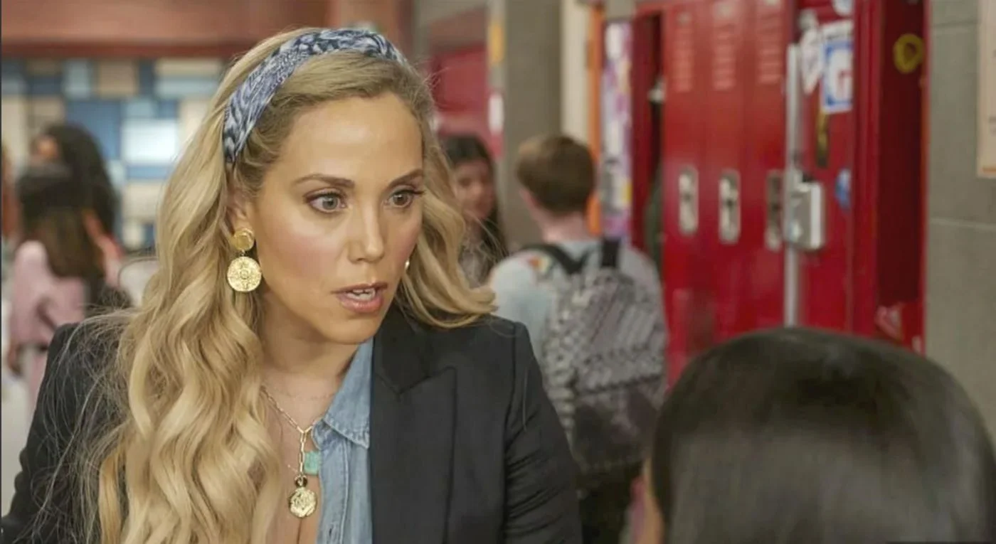 Błyskotliwy początek kariery Elizabeth Berkley. Rola w serialu „Ocaleni przez dzwonek” uczyniła ją sławną.