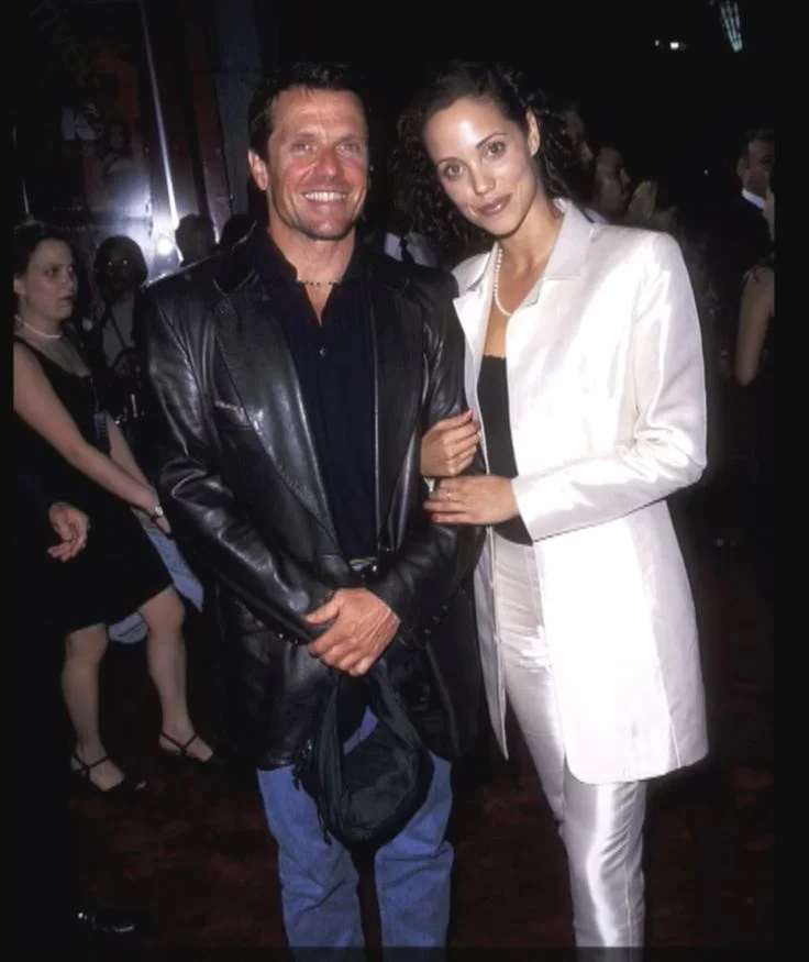 Błyskotliwy początek kariery Elizabeth Berkley. Rola w serialu „Ocaleni przez dzwonek” uczyniła ją sławną.