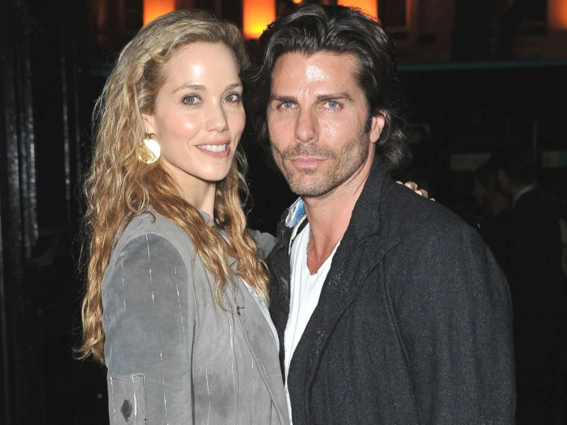 Błyskotliwy początek kariery Elizabeth Berkley. Rola w serialu „Ocaleni przez dzwonek” uczyniła ją sławną.