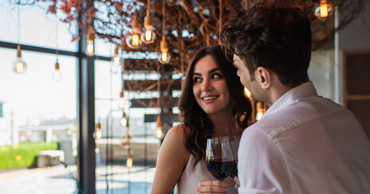 Poszłam na randkę w ciemno, ale kiedy mnie zobaczył, jego twarz zbladła - potem pokazał mi zdjęcie, które sprawiło, że zaniemówiłam.