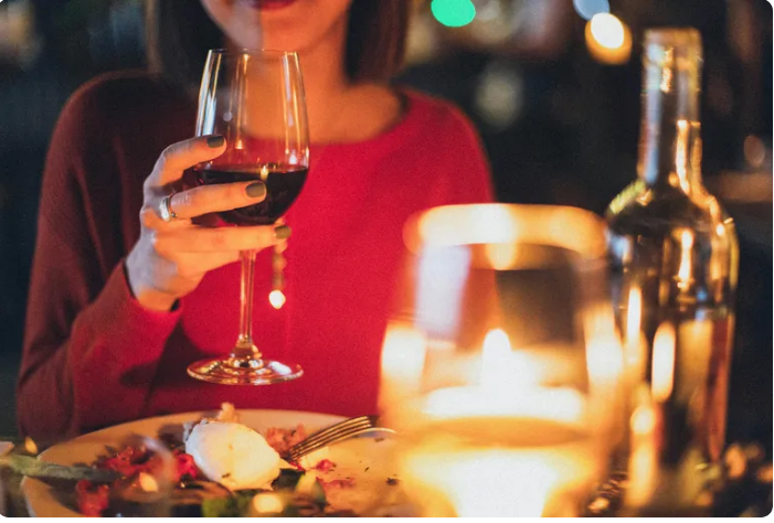 Mój mąż zaprosił mnie do eleganckiej restauracji z okazji naszej rocznicy, ale pozwolił mi zamówić tylko tanią sałatkę — tego wyjątkowego dnia nie zapomni.