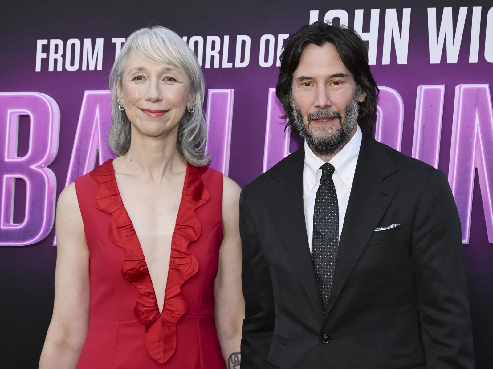 „To tak, jakby babcia przymierzała suknię balową swojej wnuczki”. Komentatorzy nie mogą się nacieszyć siwowłosą dziewczyną Reevesa