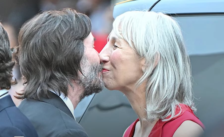 „To tak, jakby babcia przymierzała suknię balową swojej wnuczki”. Komentatorzy nie mogą się nacieszyć siwowłosą dziewczyną Reevesa