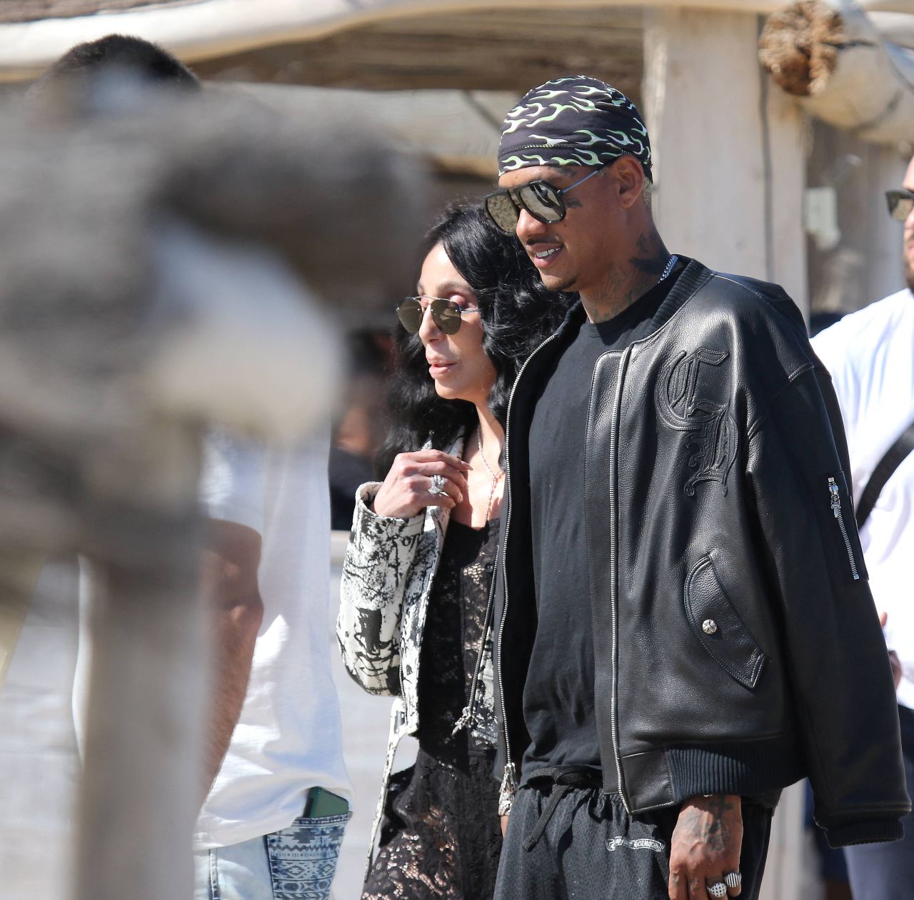 Tak bardzo zakochana, że nawet nie zdawała sobie sprawy, ile błędów popełniła! 78-letnia Cher pocałowała swojego 30-letniego kochanka!