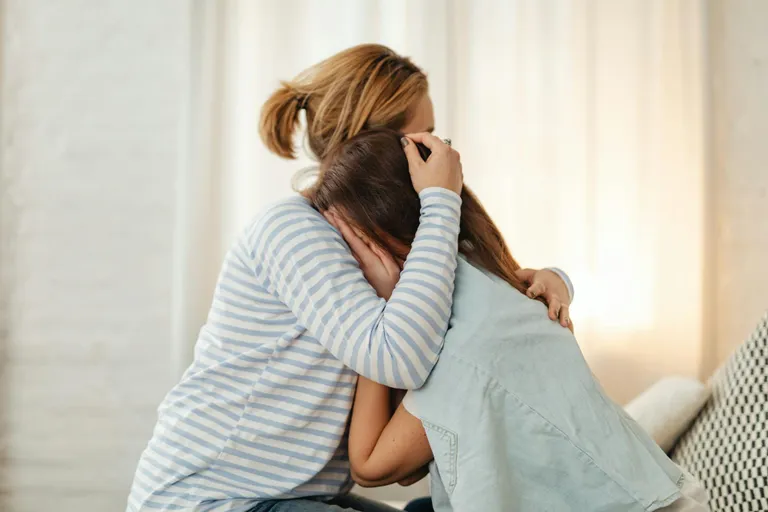 Moja mama zniszczyła sukienkę mojej córki przed szkolnym przedstawieniem, ponieważ nie była ona jej biologiczną wnuczką.