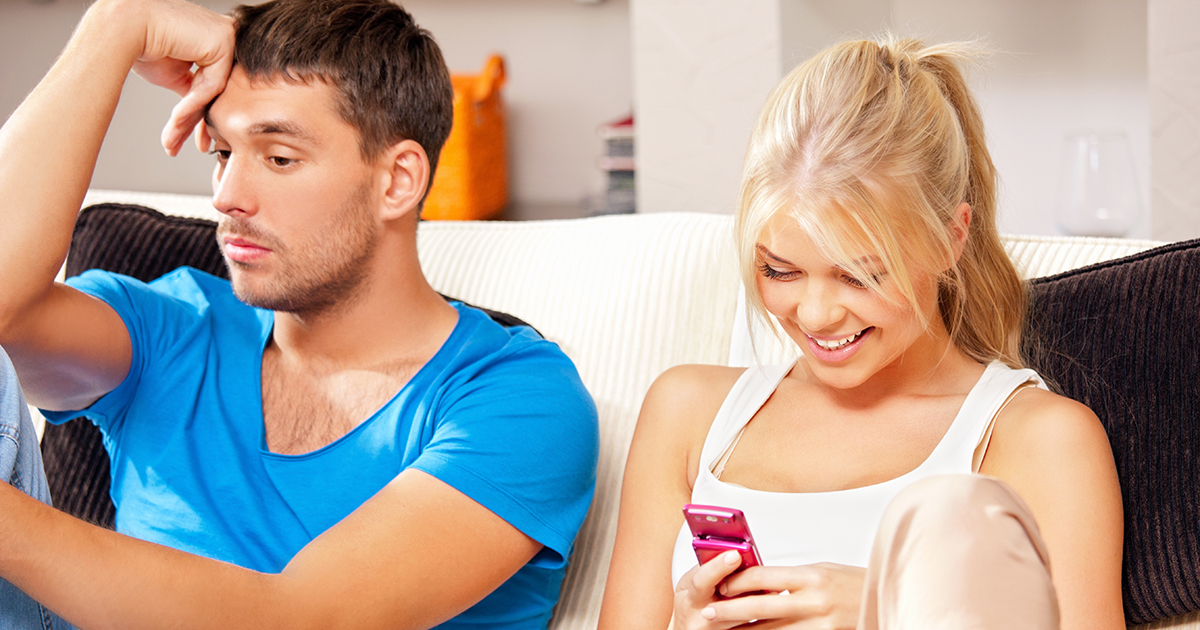 ZAPLANOWAŁAM PRZYJĘCIE NIESPODZIANKĘ DLA MOJEGO MĘŻA, ALE KIEDY WSZEDŁ, WSZYSCY NAGLE ZAMILKLI.