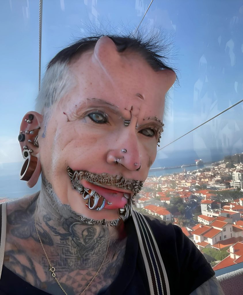 Ponad 500 piercingów i ogromna liczba tatuaży. Spójrzcie tylko na tego mężczyznę!