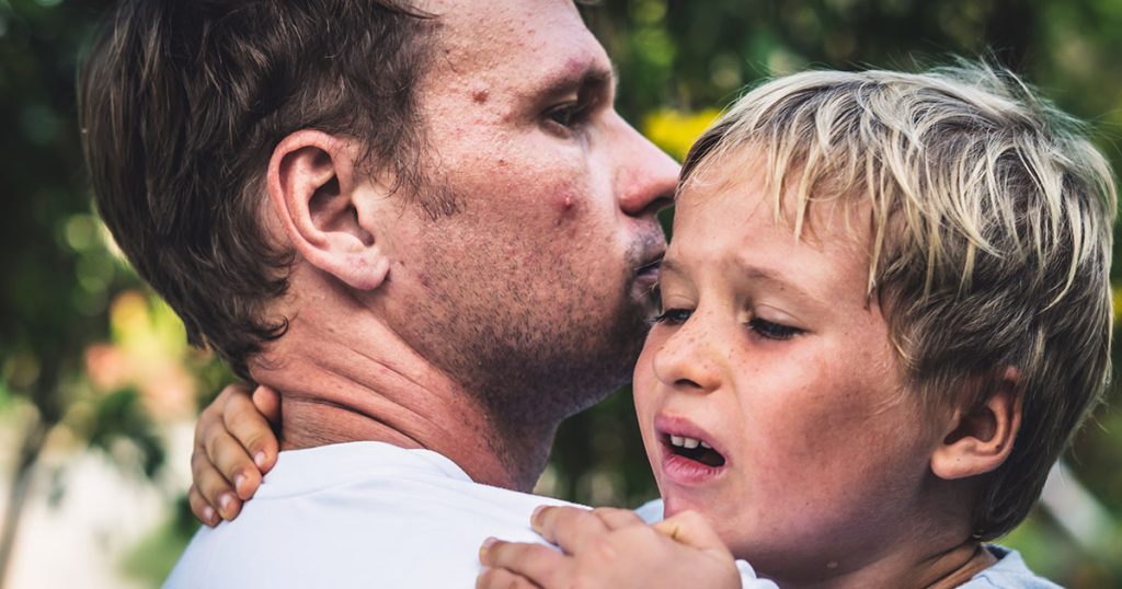 Życie biednego chłopca zmienia się po tym, jak wyciąga stary, zardzewiały łańcuch z piasku na odległej plaży.