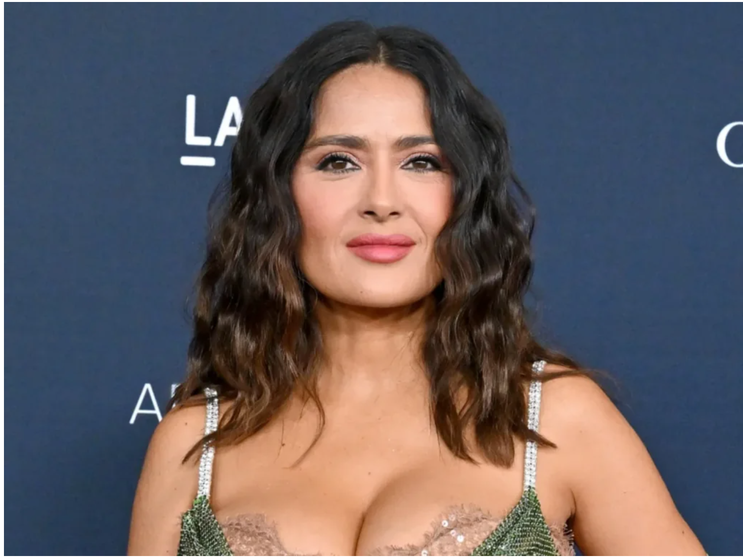 Nawet bez makijażu wygląda nieskazitelnie.