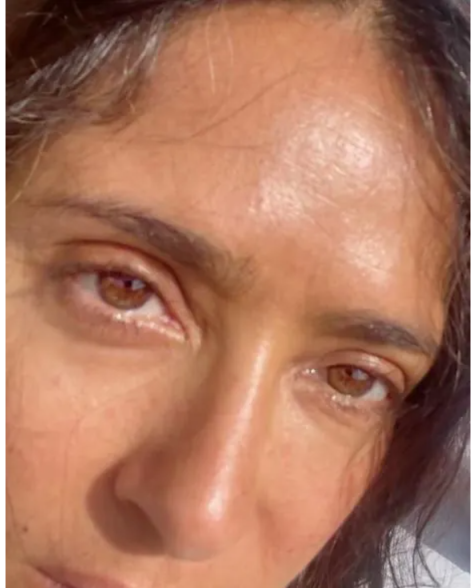 Nawet bez makijażu wygląda nieskazitelnie.