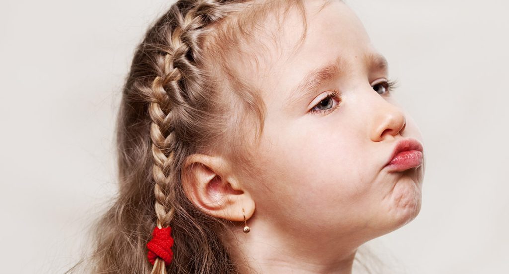 Kobieta pomaga samotnemu ojcu w sklepie, a potem zauważa na ręce jego córki bransoletkę, którą kiedyś pochowała razem ze swoim dzieckiem.