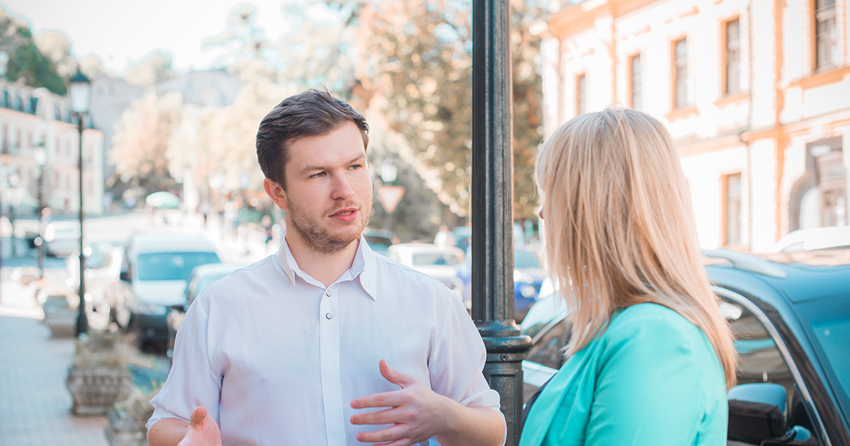 Mąż opuszcza żonę i dziecko dla młodej kochanki, a po latach jego córka zostaje jego szefową.