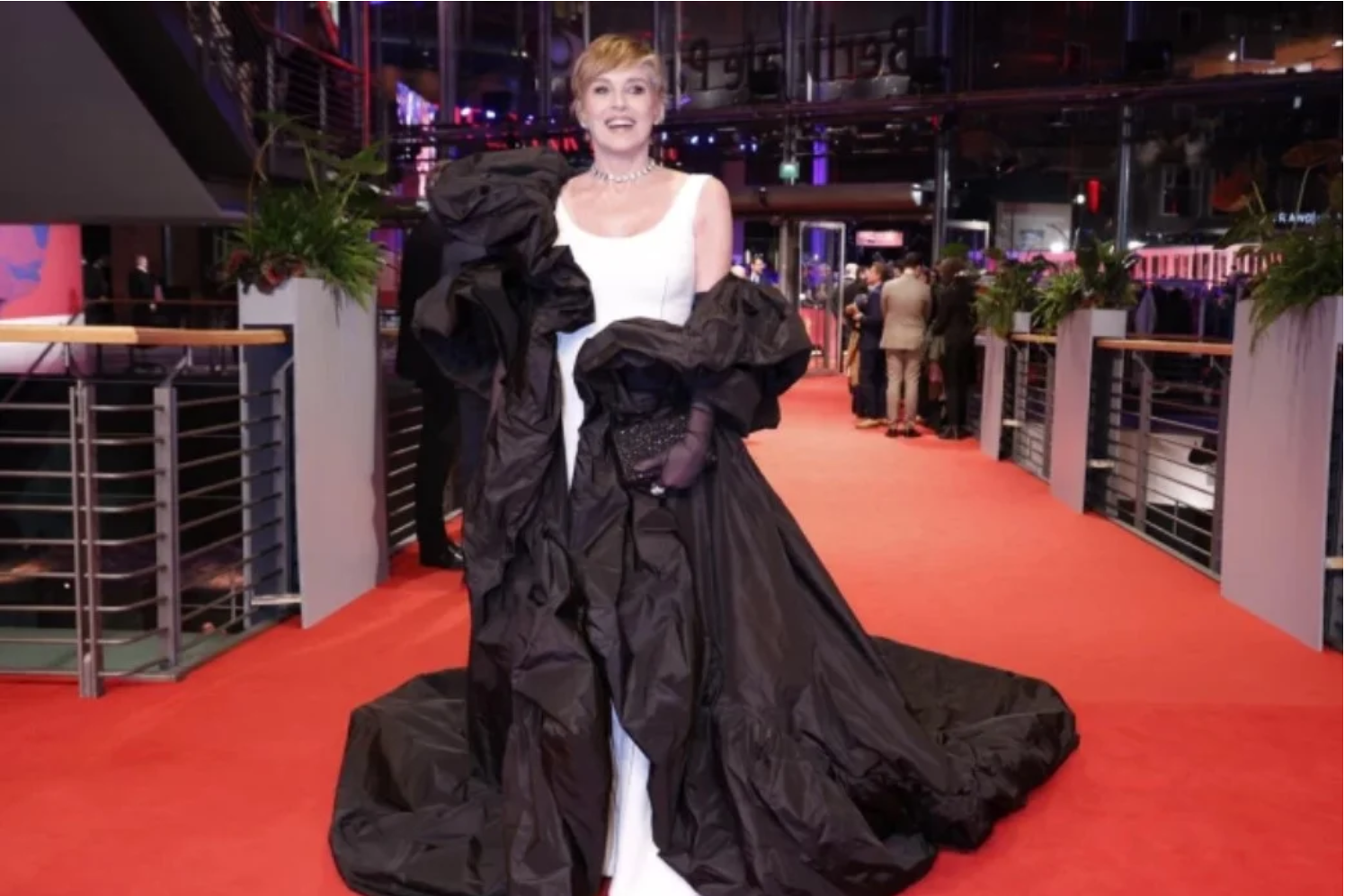 66-letnia Sharon Stone nadal przyciąga uwagę swoją sylwetką i wyrazistym wyglądem.