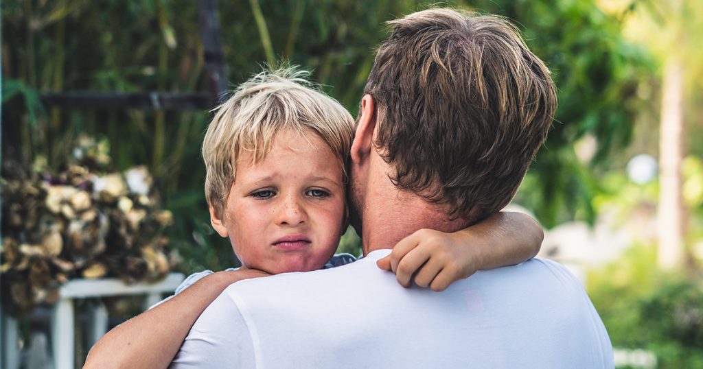 Życie biednego chłopca zmienia się po tym, jak wyciąga stary, zardzewiały łańcuch z piasku na odległej plaży.