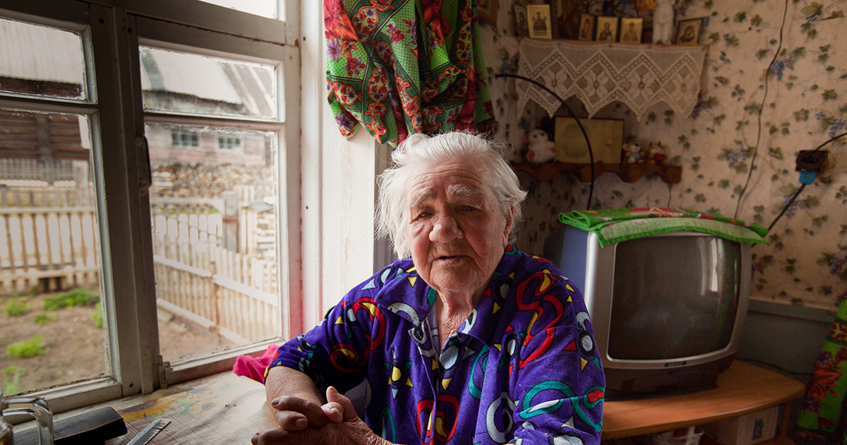 Moja umierająca sąsiadka poprosiła mnie, abym pilnie do niej przyszła – kiedy przyszłam, kazała mi wyjąć drewniane pudełko z jej szuflady i otworzyć je.