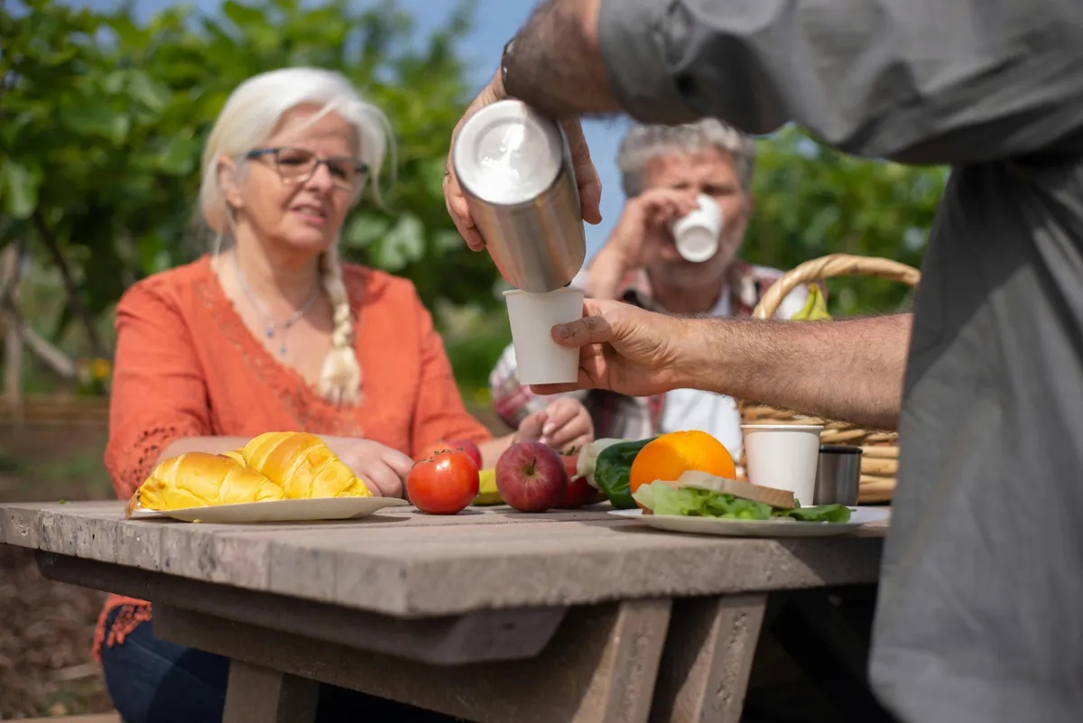 Co tydzień staruszek pisał list z domu spokojnej starości, aż dowiedziałem się, że adresat jest częścią mojej własnej historii.