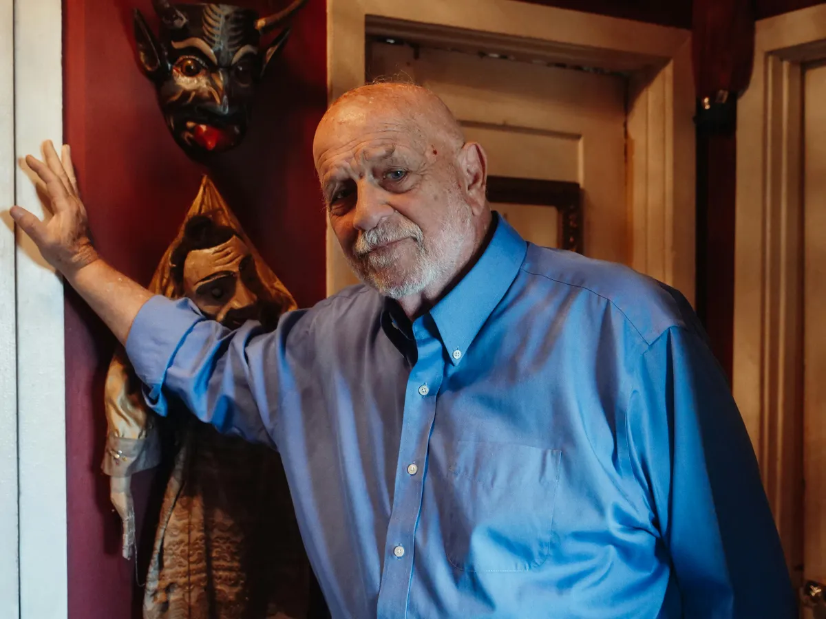 Co tydzień staruszek pisał list z domu spokojnej starości, aż dowiedziałem się, że adresat jest częścią mojej własnej historii.