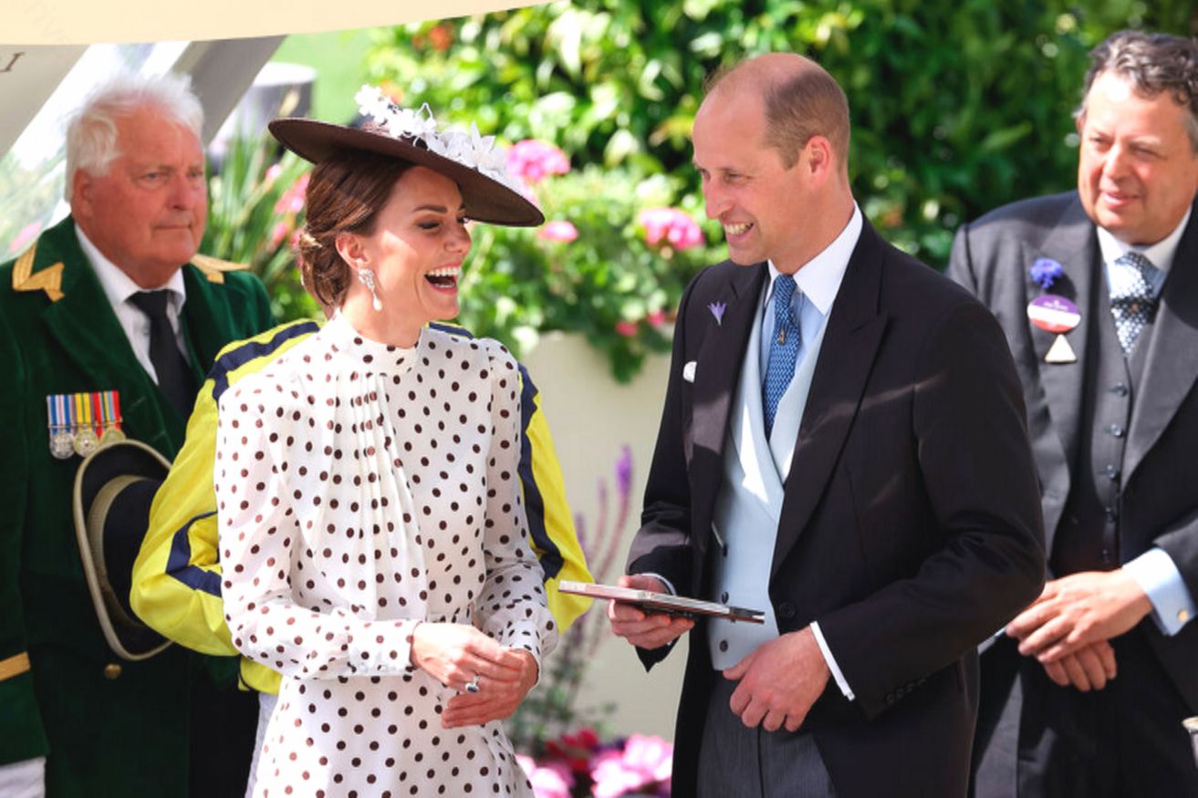 Książę William nieźle sobie radzi: kobiety są w szpitalu, a on się bawi.