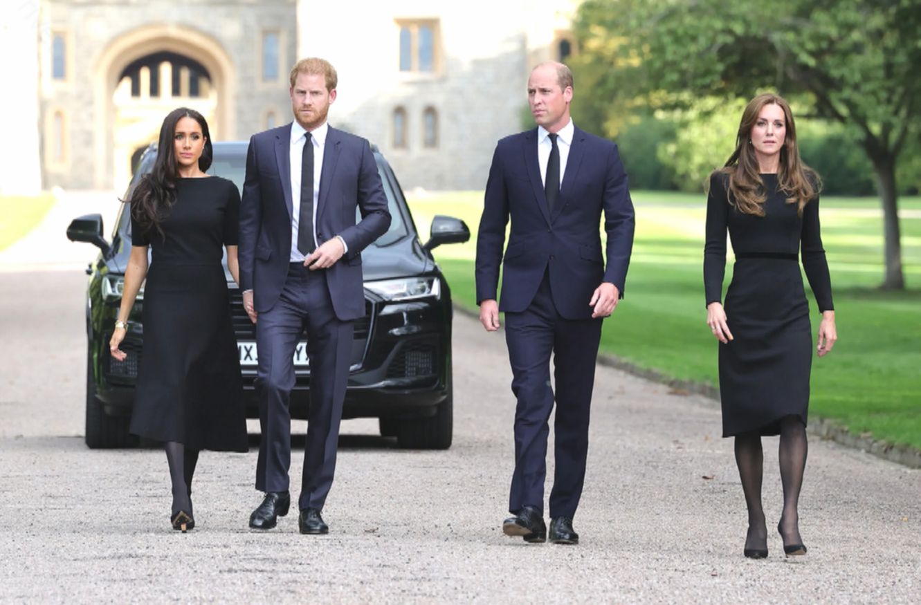 Książę William nieźle sobie radzi: kobiety są w szpitalu, a on się bawi.