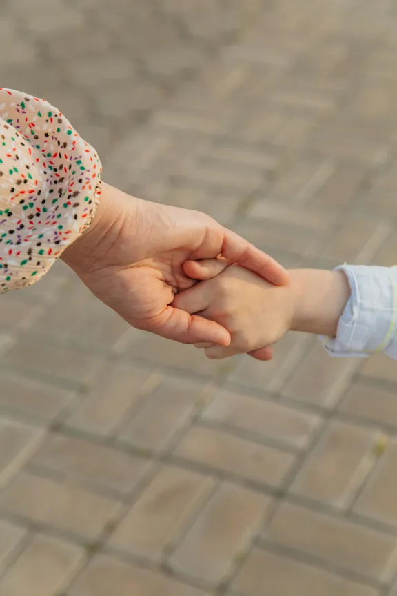Mój syn opuścił mnie, aby zamieszkać ze swoim ojcem i bogatą macochą — cztery lata później zapukał do moich drzwi, błagając o pomoc.