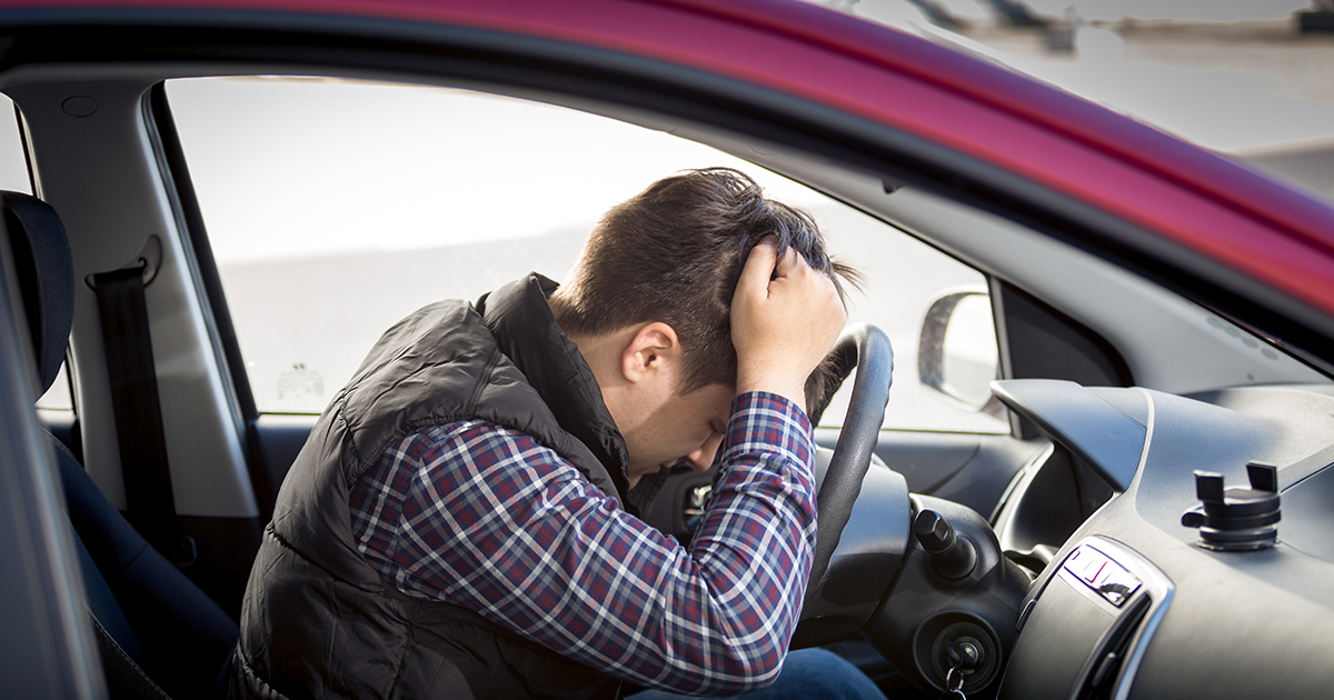 Zgodziłem się pożyczyć sąsiadowi samochód na cały dzień. Następnie został aresztowany, a ja zostałem oskarżony o popełnione przez niego wykroczenia.