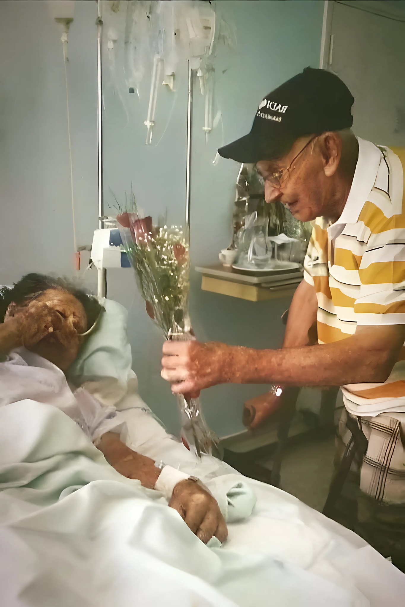 80-letni mężczyzna codziennie przynosi żonie śniadanie do domu spokojnej starości.