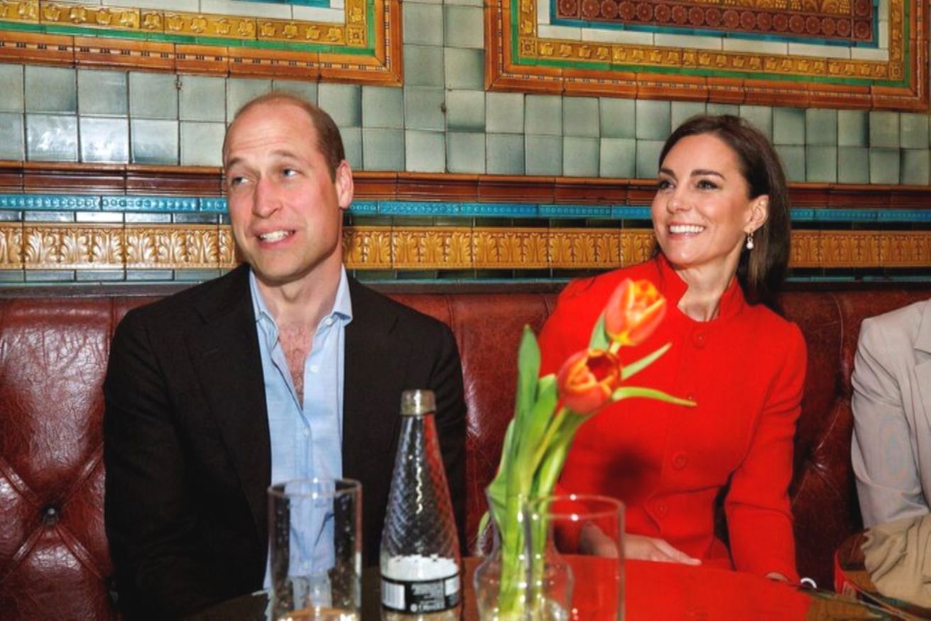 Książę William nieźle sobie radzi: kobiety są w szpitalu, a on się bawi.