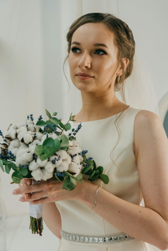 Pięć lat po śmierci mojej żony zabrałem dziecko na ślub mojego najlepszego przyjaciela – a kiedy zobaczyłem pannę młodą, moja córka zapytała: „Tato, dlaczego płaczesz?”.