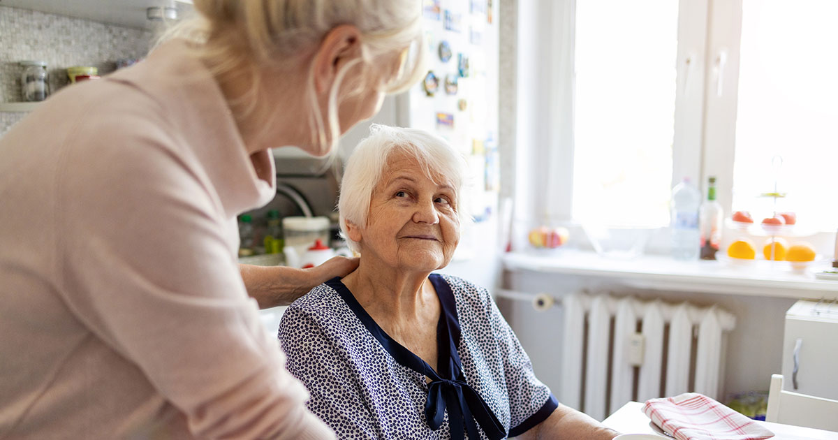 Moja umierająca sąsiadka poprosiła mnie, abym pilnie do niej przyszła – kiedy przyszłam, kazała mi wyjąć drewniane pudełko z jej szuflady i otworzyć je.