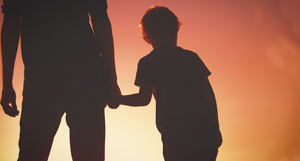 Życie biednego chłopca zmienia się po tym, jak wyciąga stary, zardzewiały łańcuch z piasku na odległej plaży.