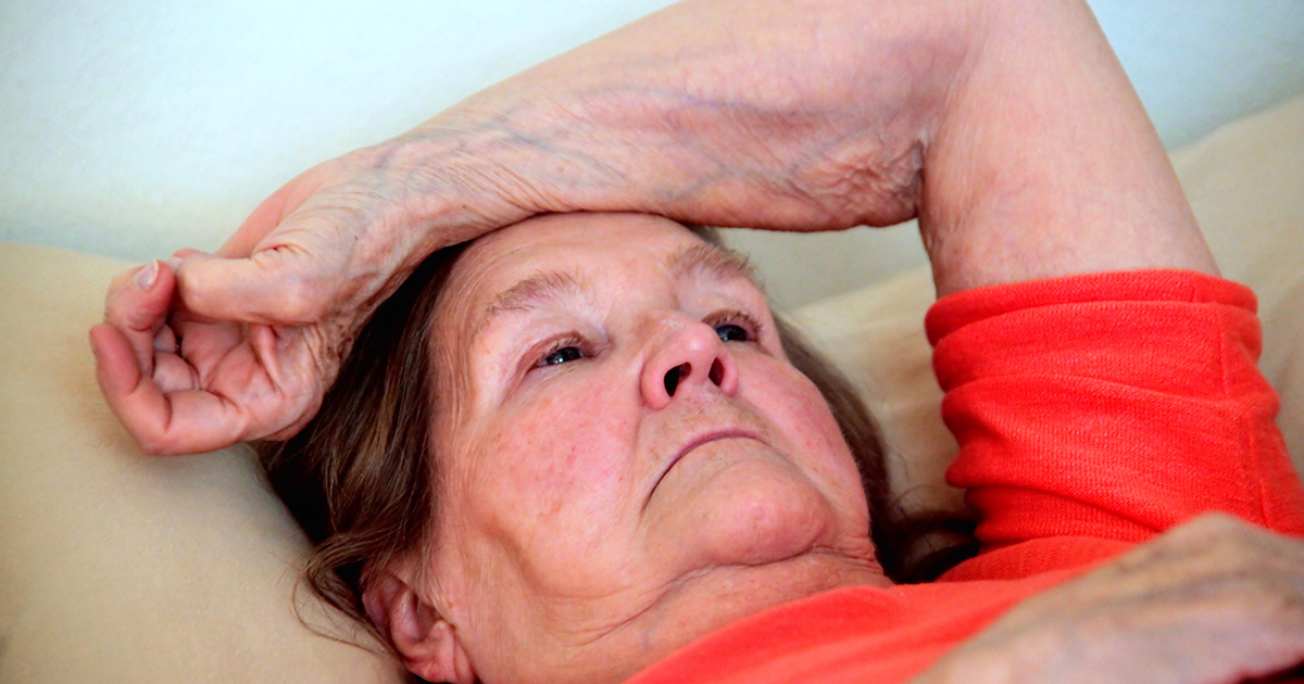 Moja umierająca sąsiadka poprosiła mnie, abym pilnie do niej przyszła – kiedy przyszłam, kazała mi wyjąć drewniane pudełko z jej szuflady i otworzyć je.