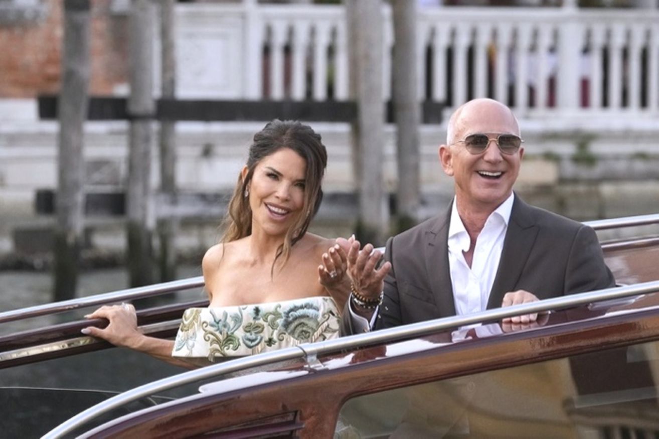 55-letnia Meksykanka z trójką dzieci odciągnęła miliardera Bezosa od rodziny, a on kupił jej Wenecję na trzydniowe wesele.