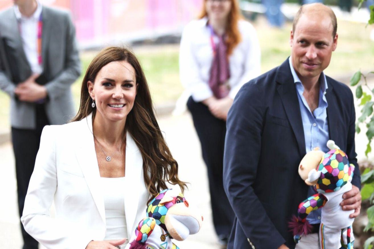 Książę William nieźle sobie radzi: kobiety są w szpitalu, a on się bawi.