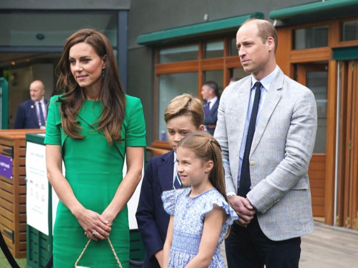 Książę William nieźle sobie radzi: kobiety są w szpitalu, a on się bawi.