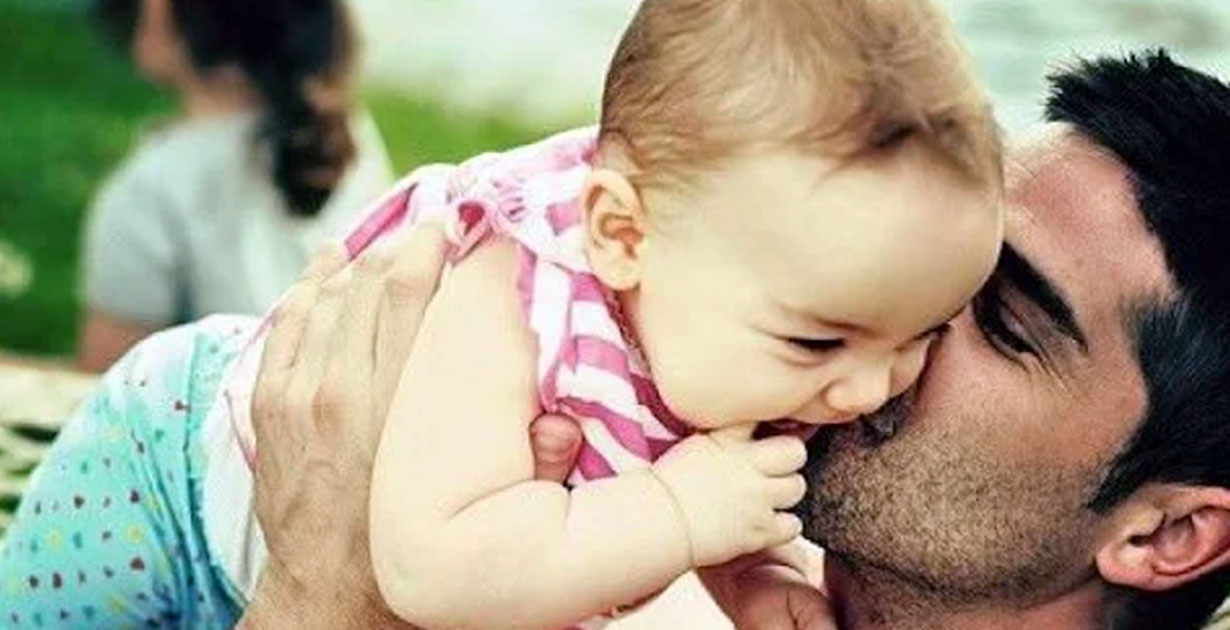 Każdego wieczoru mój mąż zabierał nasze dziecko na spacer. Pewnego razu zapomniał telefonu, więc poszłam za nim — i wtedy dowiedziałam się, jaki był prawdziwy powód jego spacerów.