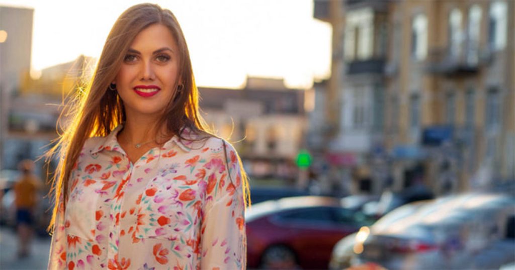 Ona obiecała, że będzie pracować do późna, ale widziałem jej samochód na podwórku nieznajomego.